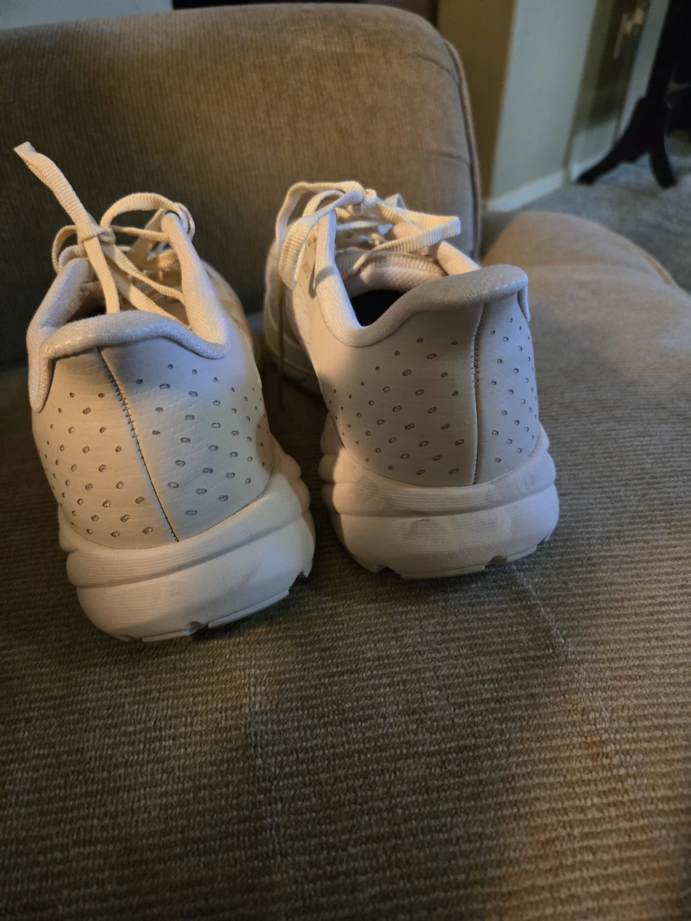 Brooks Woman Running Sneakers in Cream with Peach Accents